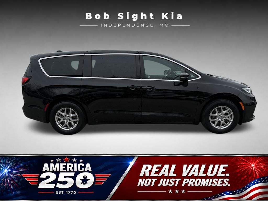 2025 Chrysler Pacifica Select