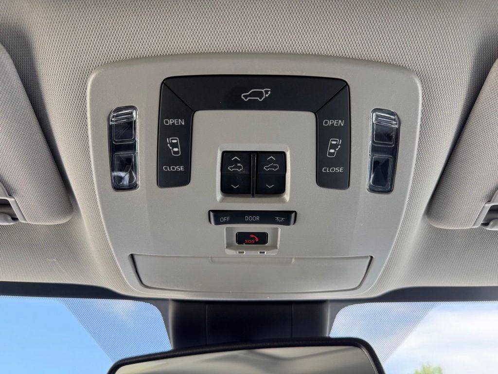 2025 Toyota Sienna XLE 8 Passenger